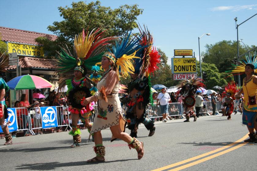 Los danzantes aztecas, los charros, las reinas de belleza y los músicos son algunos de los que animan este desfile mexicano.