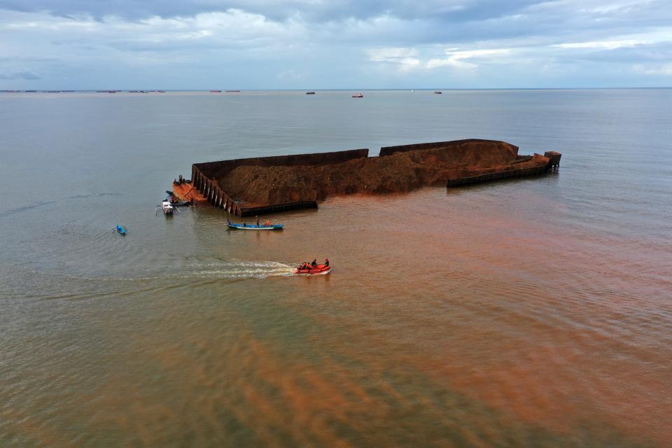 2021年7月13日，一艘滿載鎳礦的接駁船在印尼南蘇拉威西省海岸差點翻覆，地點距離一間鎳冶煉廠不遠，船上的鎳外洩並汙染了海岸。路透社