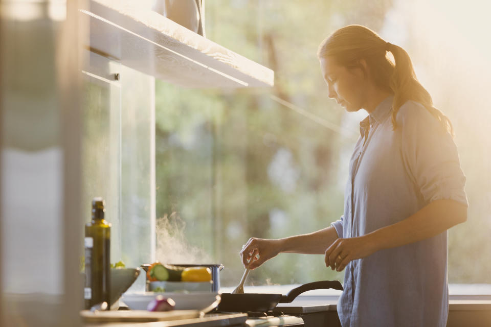 Otros trucos que puedes seguir a la hora de cocinar son tapar siempre las sartenes y las ollas, utilizarlas del mismo tamaño que el fuego y preparar alimentos como las verduras o el pescado en el microondas, que gasta menos. (Foto: Getty Images).