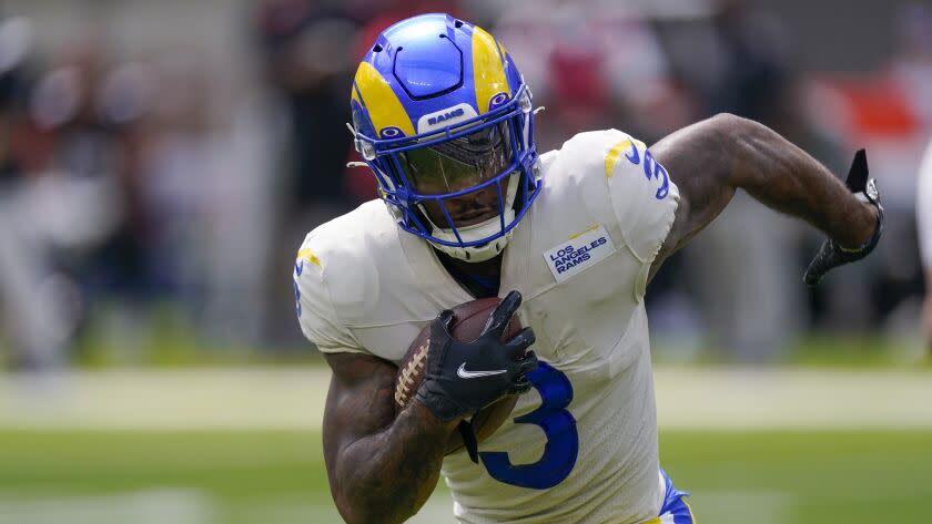 En foto del 18 de septiembre del 2022, el running back Cam Akers, de los Rams de Los Ángeles, corre con el balón en duelo con los Falcons de Atlanta en Inglewood, California. El viernes 14 de octubre del 2022, Akers se perderá el duelo del domingo ante los Panthers por motivos personales. (AP Foto/Mark J. Terrill)