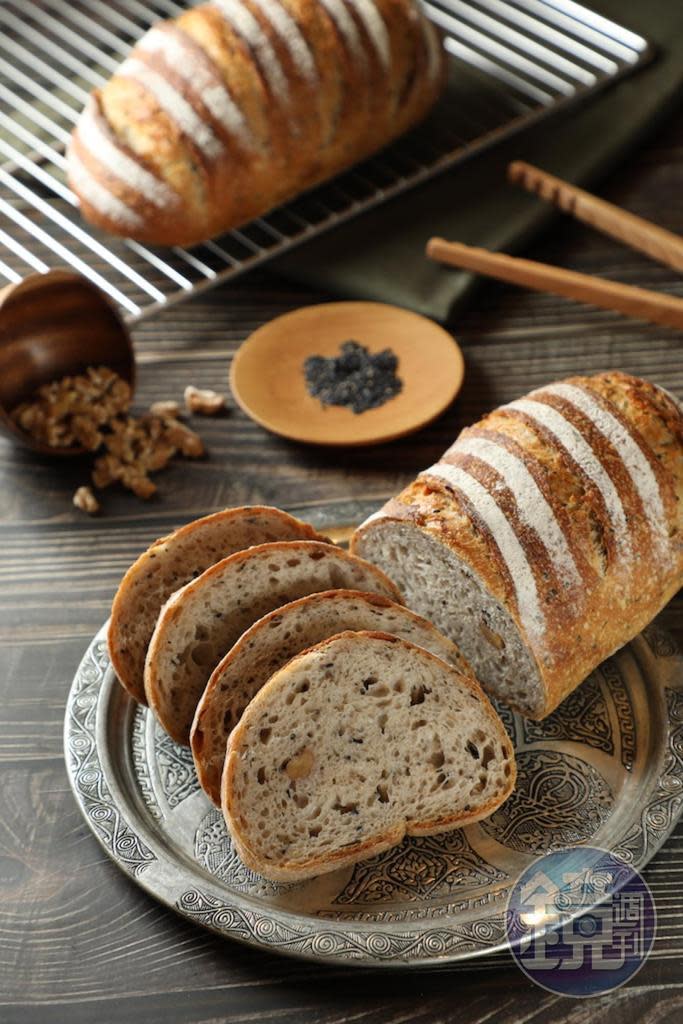 在2017年世界麵包大賽中獲頒天然酵母特別獎的「魯邦麵包」飽水濕潤，擁有讓國外評審都驚艷的自培酵母風味。（220元／個）