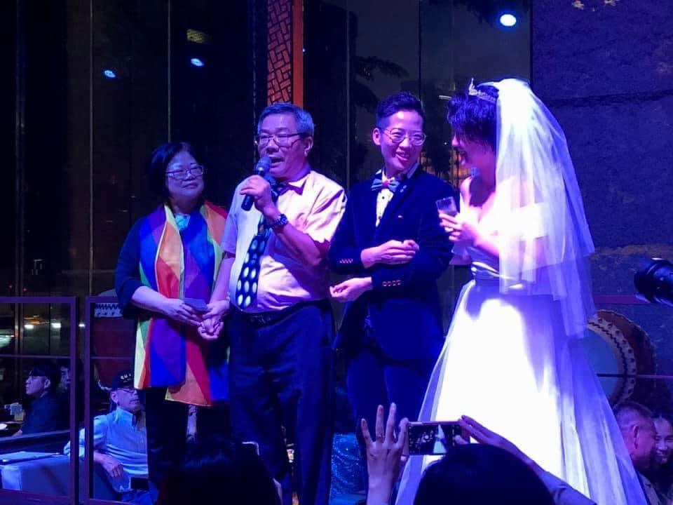 （左起）江媽媽、江爸爸來到映帆和小紅的婚禮，訴說自己這些年為了女兒而改變的觀念，真情告白讓許多人直呼十分感動。（圖片來源：婚禮攝影）