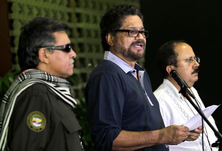 El jefe negociador de las FARC, Iván Márquez (centro), durante los diálogos de paz con el gobierno colombiano en La Habana, que condujeron a los acuerdos de 2016 y el final de la organización