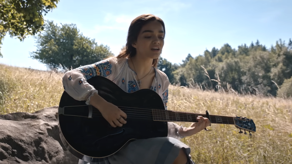  Rachel Zegler as Lucy Gray Baird singing in Ballad of Songbirds and Snakes. 