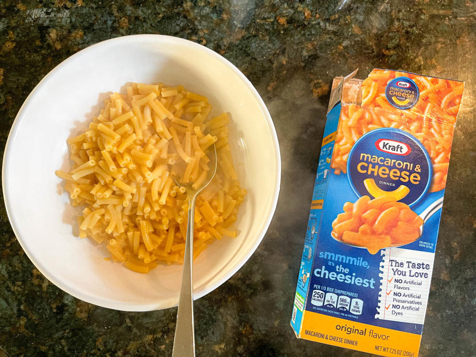 cooked Kraft mac 'n' cheese next to its box