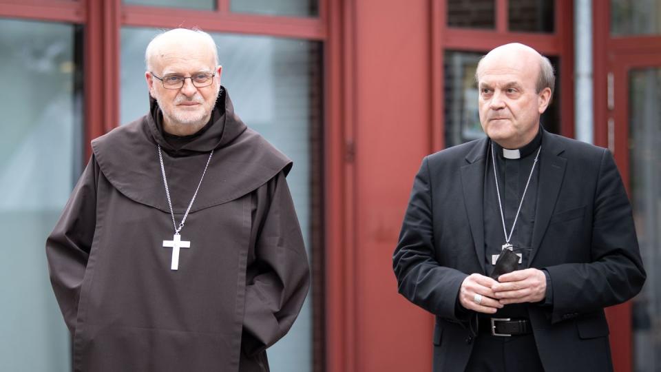 Die Apostolischen Visitatoren Kardinal Anders Arborelius (l) und Bischof Hans van den Hende haben ihren Auftrag im Erzbistum Köln erfüllt.