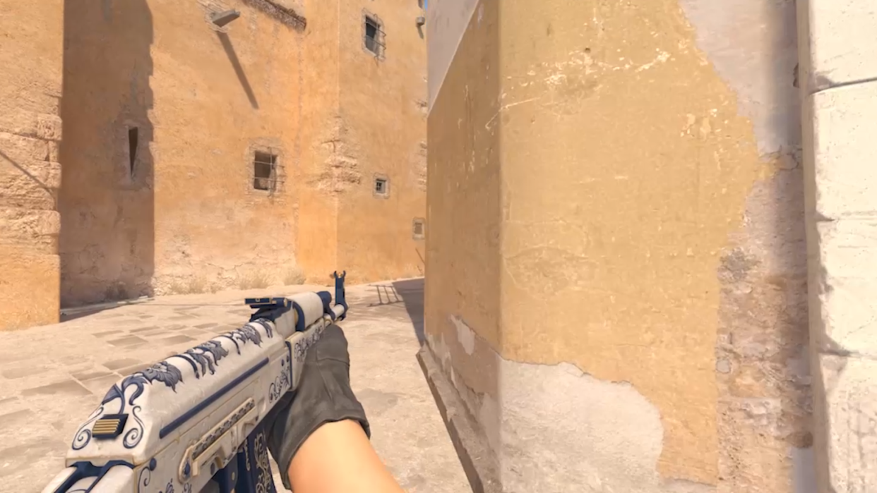  Counter-Strike 2 weapon being held in left hand. 