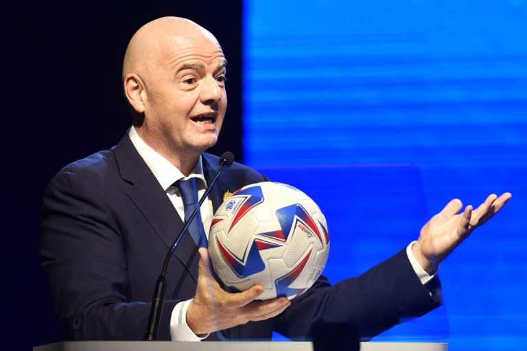 El presidente de la FIFA, Gianni Infantino, toma la palabra en el 78º Congreso Ordinario de la Conmebol, en Luque, Paraguay, el 11 de abril de 2024 (Norberto Duarte)