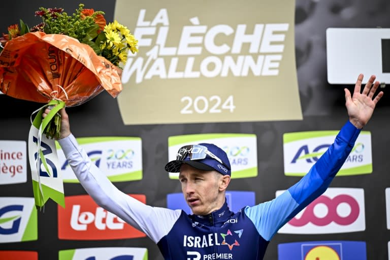 El ciclista británico Stephen Williams, en el podio como vencedor de la Flecha Valona, en Huy (Bélgica), el 17 de abril de 2024 (Jasper Jacobs)