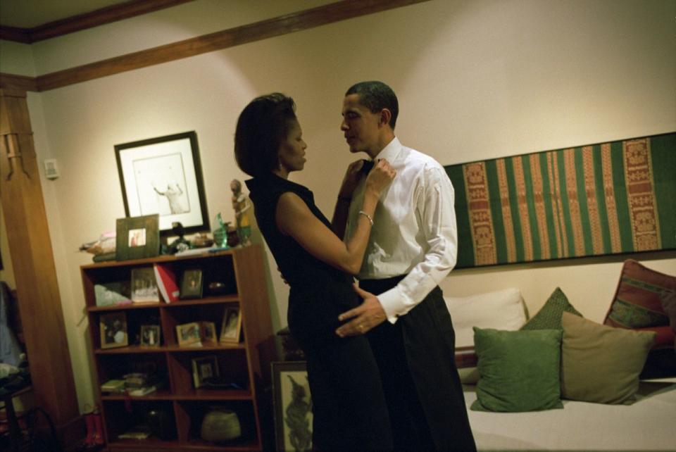 <p>Als sie an seiner Fliege herumzupfte – Senator Barack bereitete sich zu Hause vor, um im Dezember 2004 beim Chicago Economic Club die Eröffnungsrede zu halten.<i> [Bild: Getty/Charles Ommanney]</i></p>