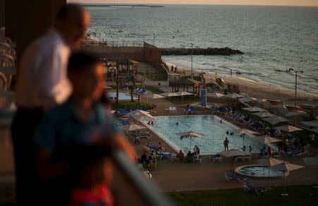 Palestinians are seen at the Blue Beach Resort in Gaza July 30, 2015.REUTERS/Mohammed Salem