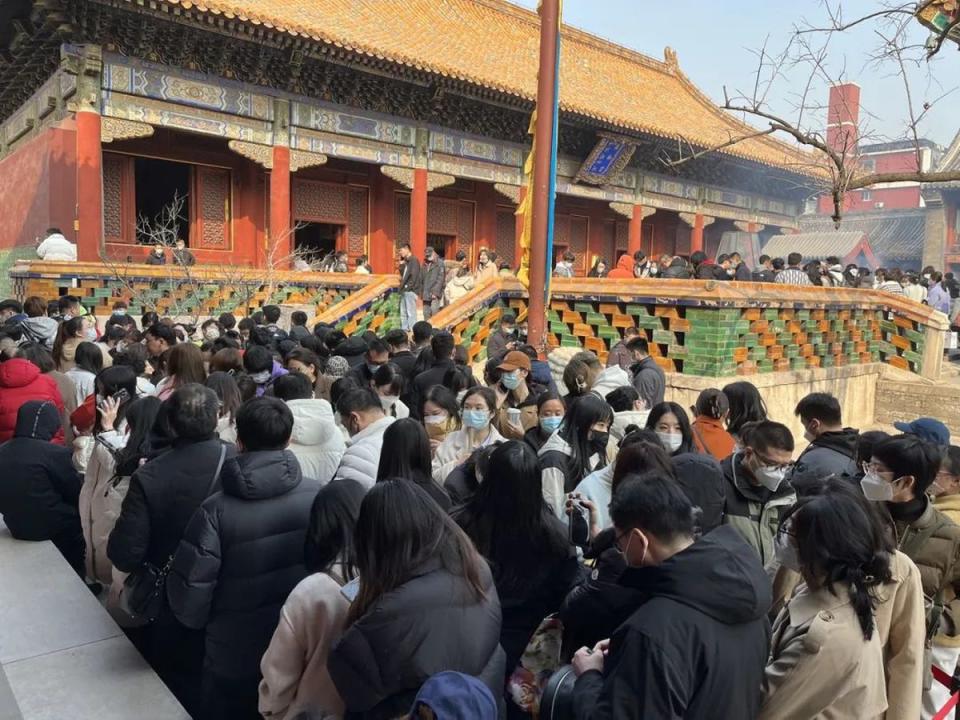北京雍和宮的參拜人潮，可以看得出大部份都是年輕人。
