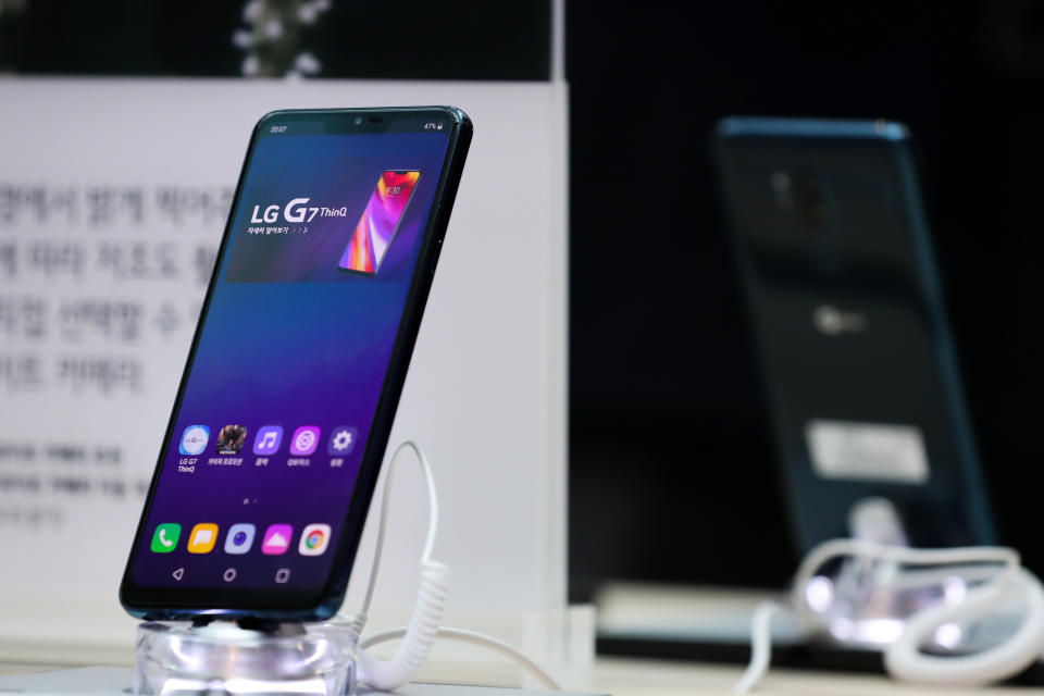 <p>LG hat auch ein Handy im Angebot, das G7, das mit 0,24 Watt/kg recht wenig Strahlung aussendet. Das Model Q6 schneidet mit 0,28 Watt/kg ebenfalls recht gut ab. </p>