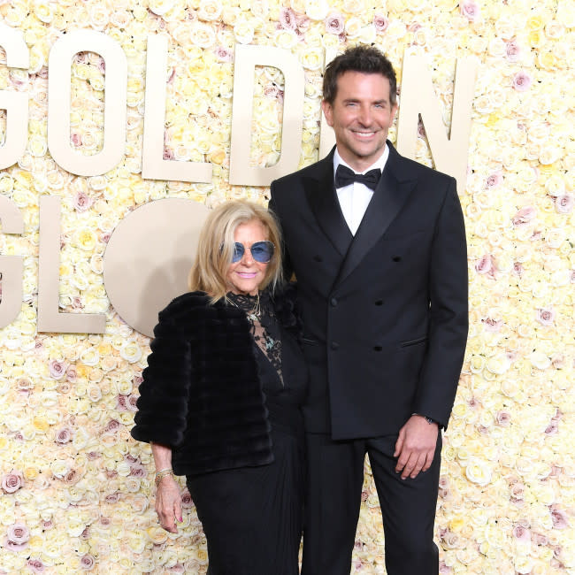 Bradley Cooper y su madre, Gloria Campano, en la pasada ceremonia de los Globos de Oro credit:Bang Showbiz