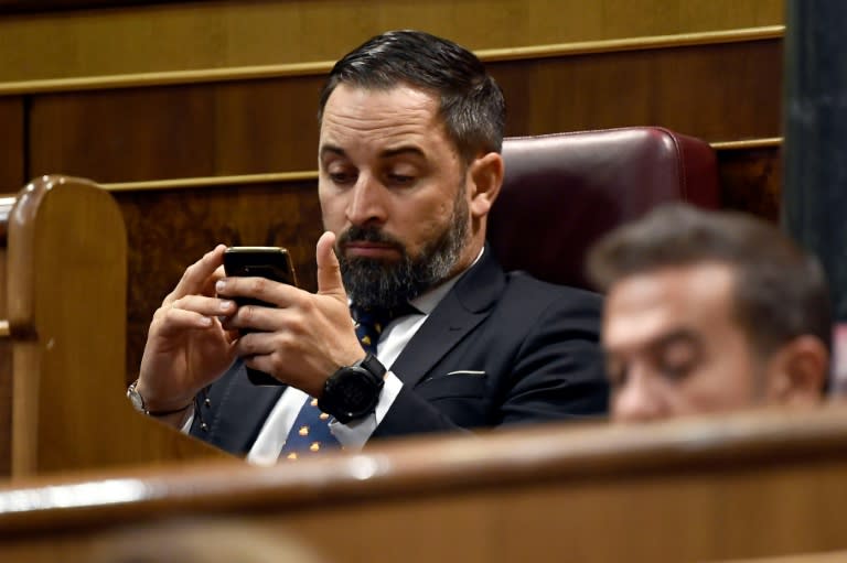 El líder del partido de extrema derecha Vox, Santiago Abascal, mira su teléfono durante el debate de investidura de Pedro Sánchez el 23 de julio de 2019 en el Congreso de los Diputados, en Madrid