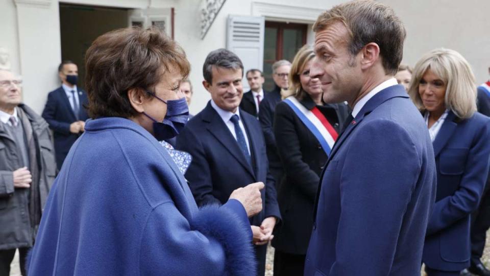 Emmanuel Macron  et Roselyne Bachelot lors d’un déplacement à Médan le 26 octobre 2021.
