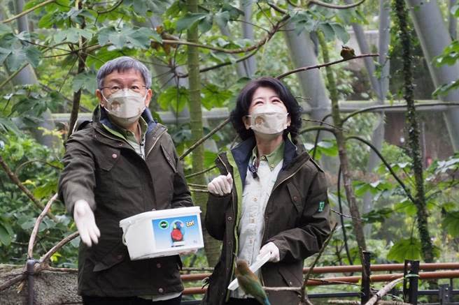 台北市長柯文哲（左）與妻子陳佩琪。（摘自陳佩琪臉書）