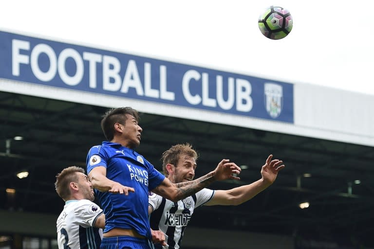 Leicester City's Leonardo Ulloa (2nd L) vies with West Bromwich Albion's Gareth McAuley (L) and Craig Dawson (R) during their English Premier League football match on April 29, 2017