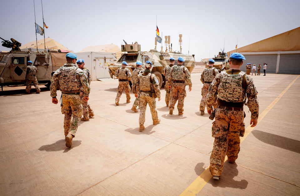 Soldaten der Bundeswehr verlassen einen Platz im Camp Castor in Gao während des Besuchs der Verteidigungsministerin (Bild: Kay Nietfeld/dpa)