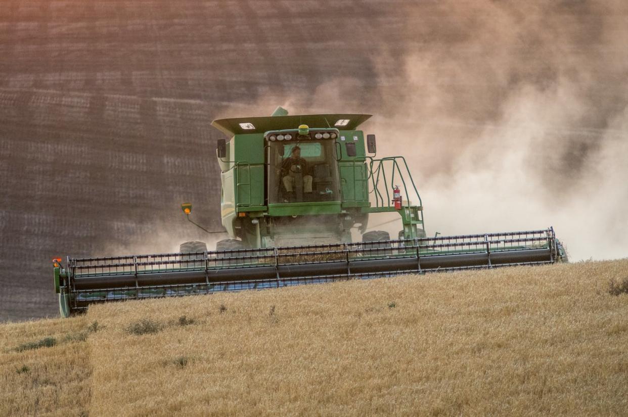 Waiting for repairs can cost farmers time and money. <a href="https://www.gettyimages.com/detail/news-photo/combine-harvester-moves-through-a-field-of-barley-grains-news-photo/1162778105" rel="nofollow noopener" target="_blank" data-ylk="slk:VW Pics/Universal Images Group via Getty Images;elm:context_link;itc:0;sec:content-canvas" class="link ">VW Pics/Universal Images Group via Getty Images</a>