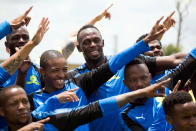<p>Der ehemalige jamaikanische Sprinter Usain Bolt nimmt an einem Training des Fußballvereins Mamelodi Sundowns in Johannesburg teil. Der Sportstar hatte nach der Leichtathletik-Weltmeisterschaft in London 2017 seine Sprint-Karriere beendet und träumt nun von einer Laufbahn als Profifußballer. (Bild: Reuters) </p>
