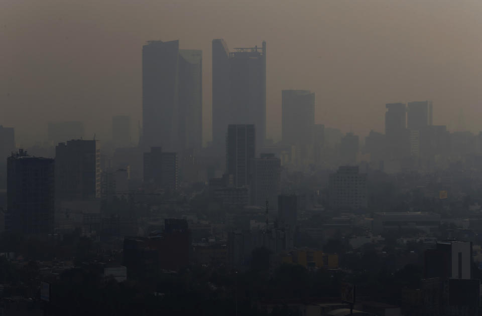 Esta fotografía del lunes 13 de mayo de 2019 muestra una nube de humo y contaminación sobre la Ciudad de México. (AP Foto/Marco Ugarte)