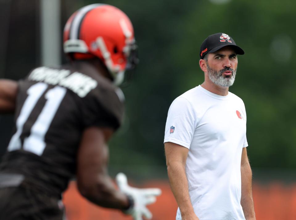 Cleveland Browns head coach Kevin Stefanski watches wide receiver Donovan Peoples-Jones run routes during the NFL football team's football training camp in Berea on Monday.