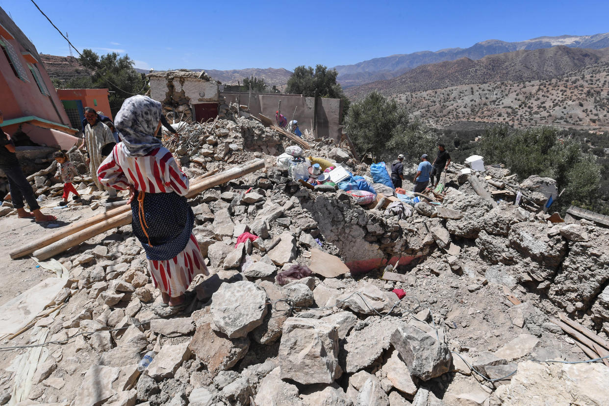 Les volontaires et secouristes restent mobilisés, ce mardi 12 septembre, pour tenter de sauver d’éventuels survivants parmi les décombres, 72 heures après le séisme qui a frappé le Maroc vendredi soir. Mais dans le village d’Imoulas (photo) comme dans d’autres localités reculées du Haut-Atlas, l’aide peine à arriver.