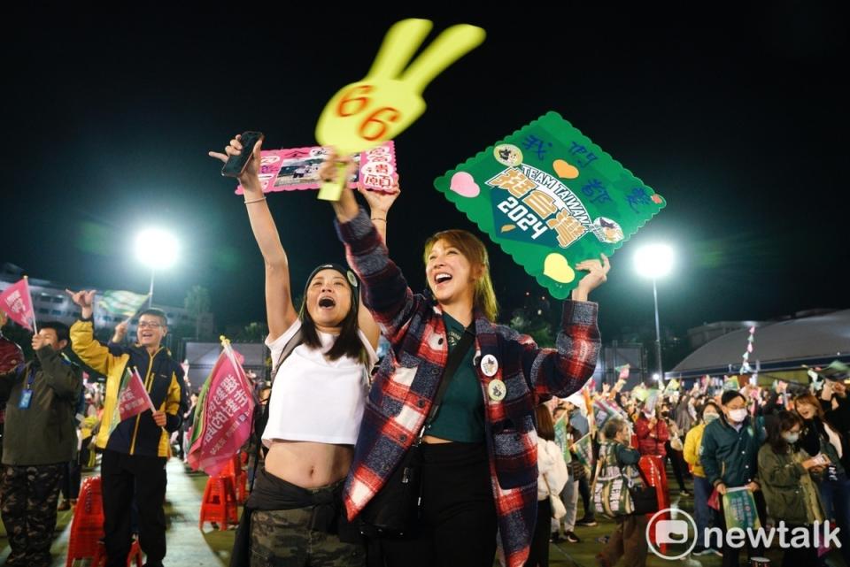 民進黨在板橋第二運動場舉辦選前之夜，支持者嗨翻天。   圖：張良一/攝