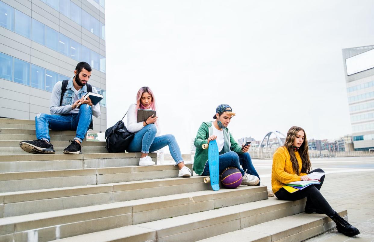 Different people from different countries studying in foreign universities, that's Erasmus+. <a href="https://www.shutterstock.com/es/image-photo/multiracial-students-face-mask-studying-sitting-1838244835" rel="nofollow noopener" target="_blank" data-ylk="slk:Shutterstock / DavideAngelini;elm:context_link;itc:0;sec:content-canvas" class="link ">Shutterstock / DavideAngelini</a>