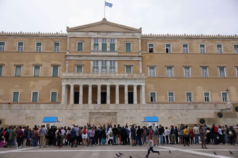 Past austerity comes to haunt Greek election