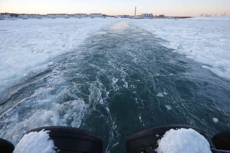 The Warren Jr., a 150 foot offshore supply boat, cuts a path through the ice as it works as an ice breaker for the commuter ferry in the waters off Hingham, Massachusetts, March 3, 2015. REUTERS/Brian Snyder