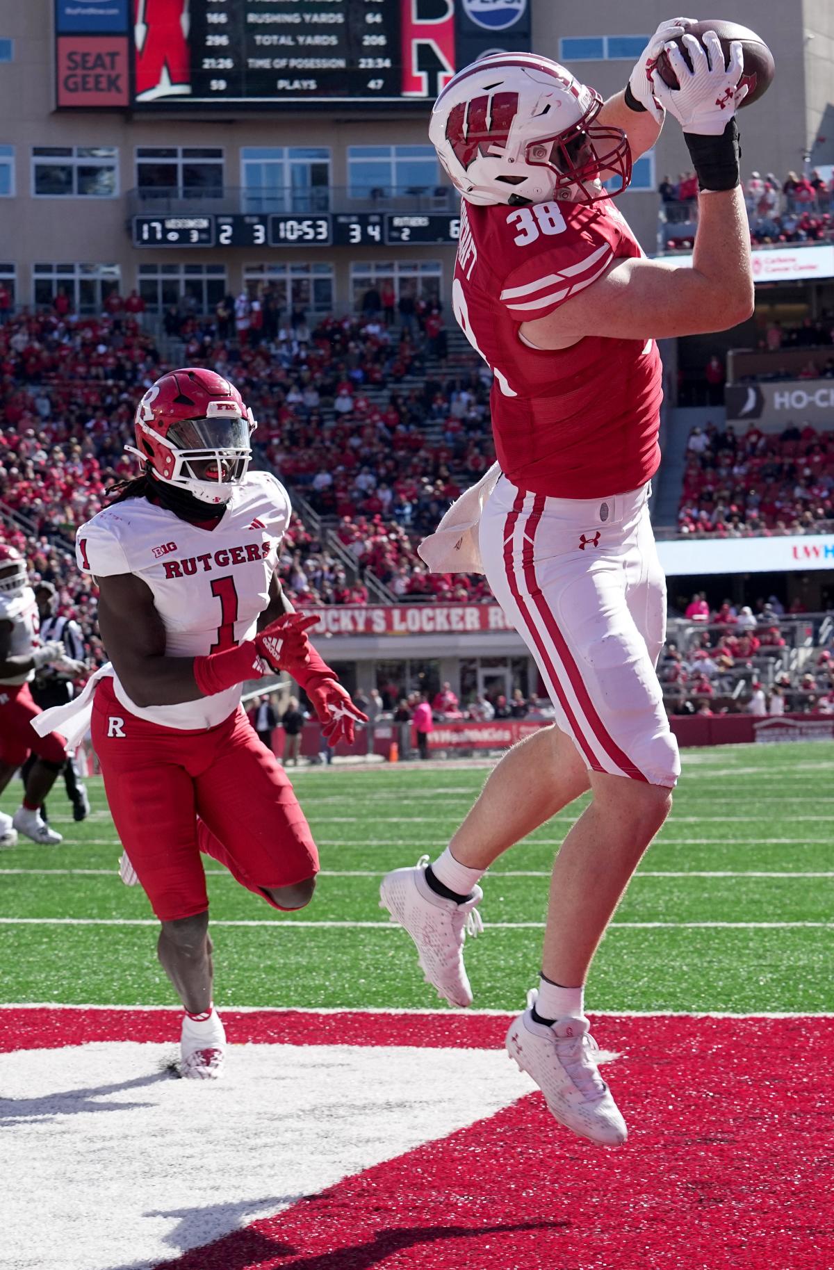 Football: Wisconsin's love for football showcased by historic game at  Lambeau · The Badger Herald