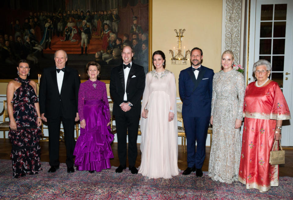 <p>Anlässlich des ersten Abends in Oslo waren der Herzog und die Herzogin von Cambridge zu einem offiziellen Abendessen mit der norwegischen Königsfamilie im Königspalast eingeladen. Für die renommierte Veranstaltung wählte die Herzogin von Cambridge ein blassrosa Kleid mit Cape von Alexander McQueen. Sie kombinierte dazu eine Diamanthalskette und passende Ohrringe, die sie sich von Ihrer Majestät geborgt hatte. <em>[Bild: Getty]</em> </p>