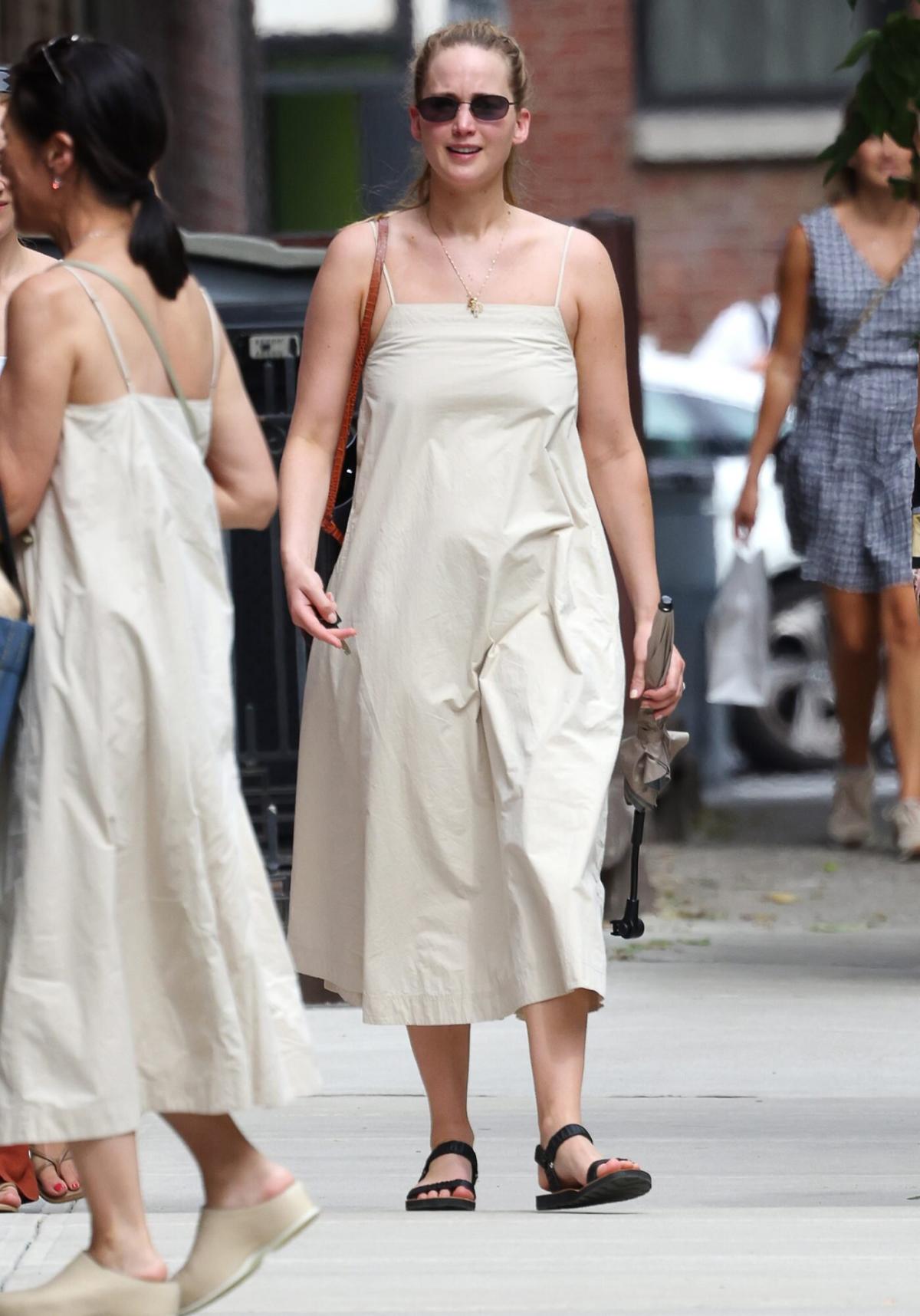 Jennifer Lawrence in step with trends by wearing flip-flops at