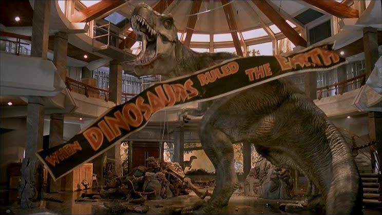 Nachdem der T-Rex damit fertig war, sah der “Jurassic Park” im Film auch ganz schön ramponiert aus (Bild: Universal Pictures)