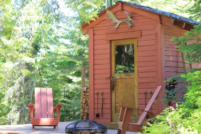 <p>Además, de la torre, la propietaria también ha adquirido una pequeña casa de huéspedes y una vieja estufa de leña que ha convertido en una sauna.<br><br>Foto: Airbnb/<a rel="nofollow noopener" href="https://es.airbnb.com/rooms/25687274?guests=1&adults=1" target="_blank" data-ylk="slk:Crystal Peak Lookout;elm:context_link;itc:0;sec:content-canvas" class="link ">Crystal Peak Lookout</a> </p>