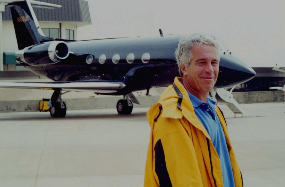 Epstein frente a uno de sus jets privados (PA)