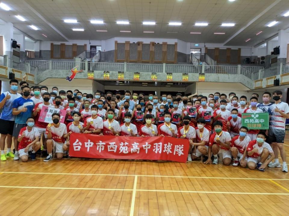 全國中等學校運動會，台中市羽球重點發展學校西苑高中勇奪高男組團體賽冠軍。（記者徐義雄攝）