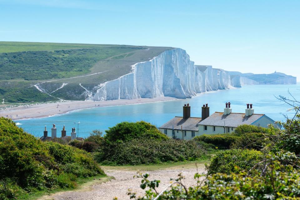 Erst 2011 wurde der jüngste Nationalpark Englands zum Schutzgebiet erklärt: South Downs. Er liegt vor der Kreidelandschaft an der Südküste des Landes und ist durch die charakteristischen Kreideklippen, den sogenannten Seven Sisters, gekennzeichnet. Ebenfalls zum Nationalpark zählen idyllische Grasweiden sowie tiefe Wälder, wie der uralte Eibenwald von Kingley Vale mit 2.000 Jahre alten Bäumen. (Bild: iStock/Aiselin82)