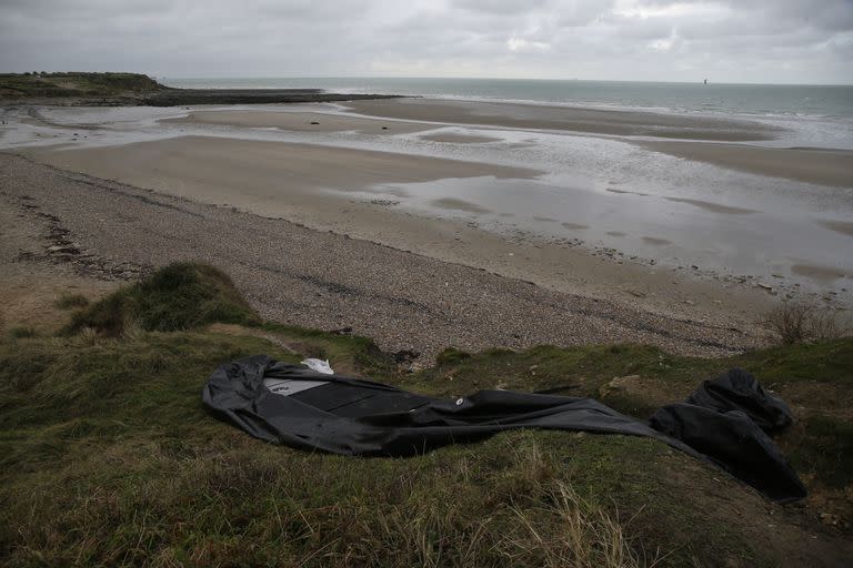 Un pequeño bote inflable en las costas de Wimereux, Francia. (AP Photo/Michel Spingler)