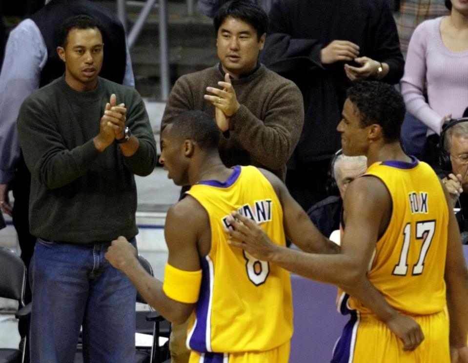 Tiger Woods cheers on Kobe Bryant. (Reuters/Mike Blake)