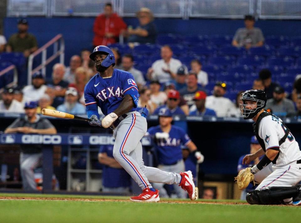 El jardinero de los Rangers de Texas Adolis García lidera las remolcadas (42) en las Mayores.