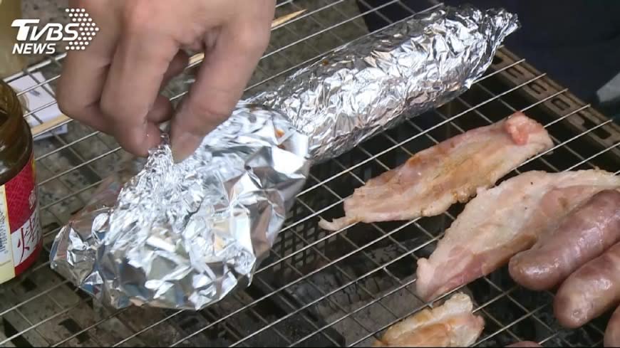 烤肉用鋁箔紙包覆食物跟炭火隔絕可避免食物燒焦。（圖／TVBS)