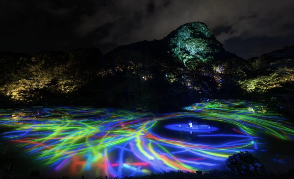 日本九州TeamLab互動光影展！28件藝術裝置與300萬年大自然融合：超震撼瀑布巨石、數碼魚群池塘、惟美吊燈房