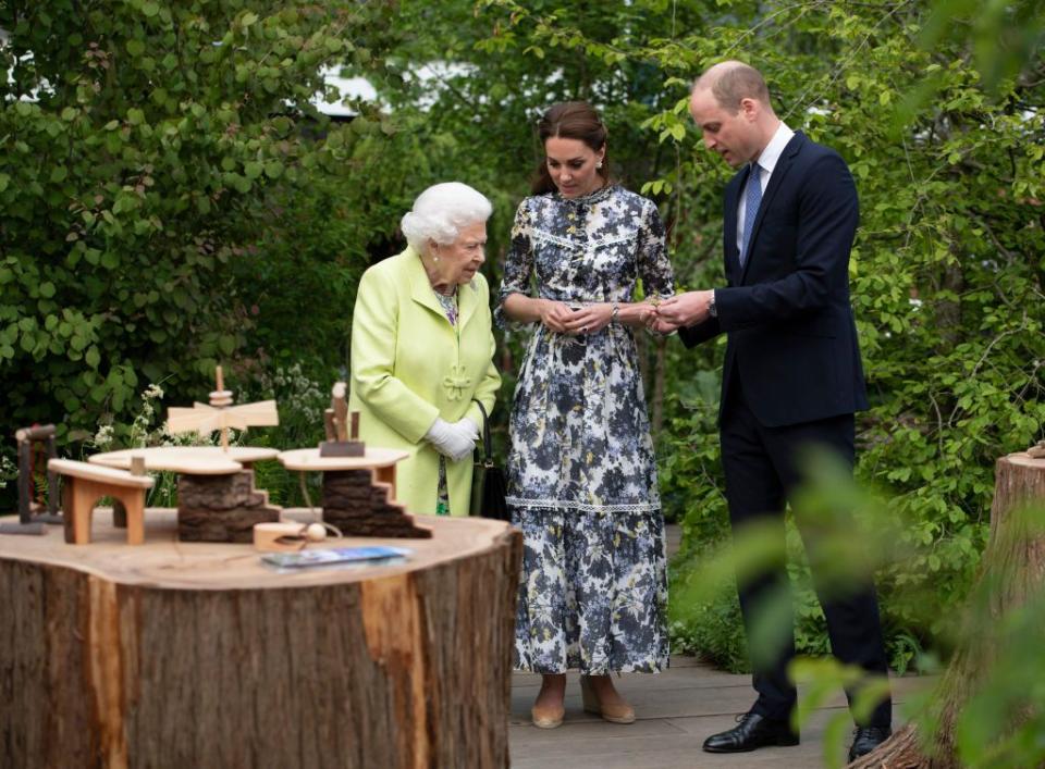 7) Will, Kate, and the Queen view another part of the garden.