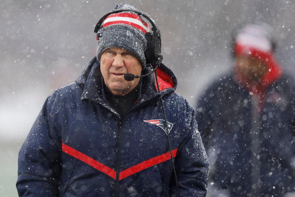 El entrenador en jefe de los Patriots de Nueva Inglaterra Bill Belichick observa desde la línea lateral durante la primera mitad del juego de la NFL ante los Jets de Nueva York, el domingo 7 de enero de 2024, en Foxborough, Massachusetts. (AP Foto/Michael Dwyer)