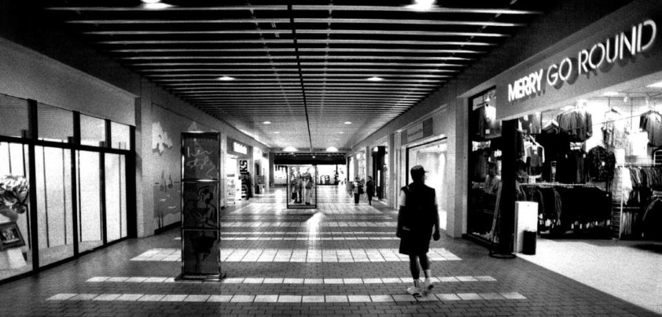 The Omni mall in 1992, when crowds started to thin.