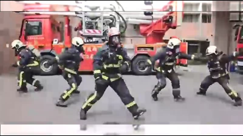 台中大里分隊消防員列隊挑戰16蹲。（圖／民眾提供）