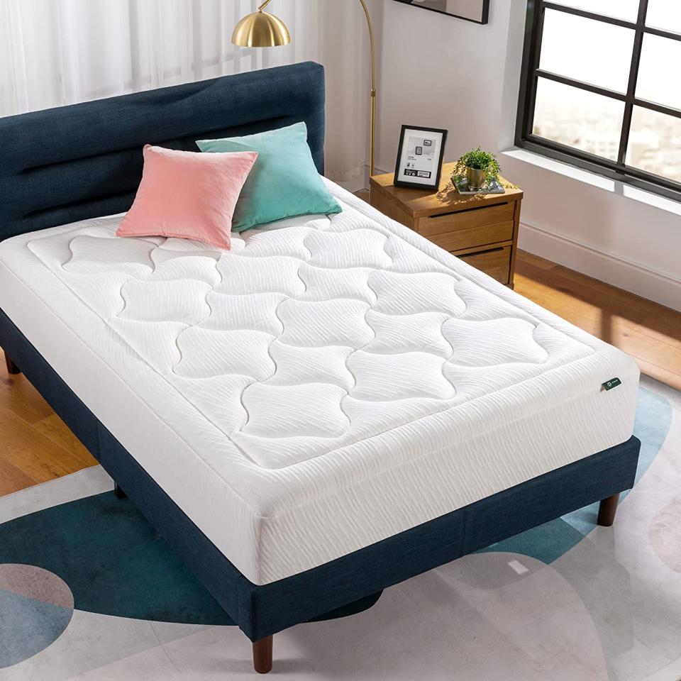 ZINUS 12 Inch Cloud Memory Foam Mattress. Image via Amazon.